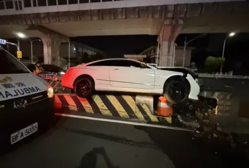 疑疲勞駕駛！52歲賓士女駕駛開車恍神　撞新莊大漢橋橋墩後卡護欄
