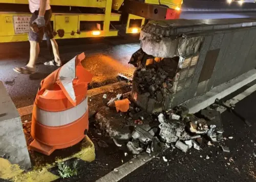 ▲ 新北新莊23日發生一起自撞意外，一女子疑似恍神，撞上橋墩。（圖／翻攝畫面）