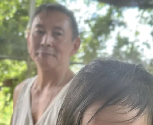 ▲鈕承澤（左）與友人一家遊印度，網友為友人的女兒擔憂，覺得找性侵前科犯加入家庭旅行很不妥。（圖／摘自 threads 商業創意鬼才 刀神  dalson) 