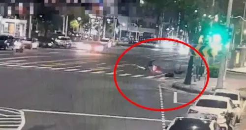 高雄凌晨恐怖車禍！情侶在斑馬線等紅燈　遭機車騎士「直接撞飛」
