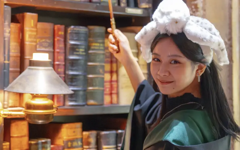 ▲于卉喬在大學開學之前，到日本旅遊，也到東京華納兄弟哈利波特影城朝聖，買爆周邊商品。（圖／光意娛樂）