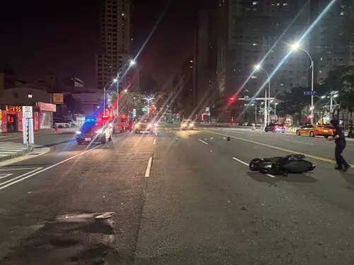 ▲24日凌晨高雄一位19歲機車騎士，疑似未注意前車狀況，撞上站在斑馬線上的2名行人。（圖／翻攝畫面）