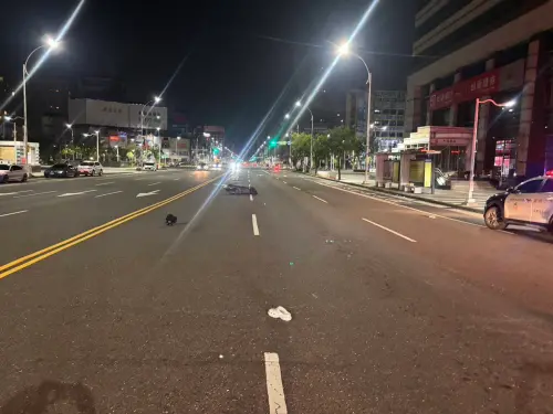 ▲24日凌晨高雄一位19歲機車騎士，疑似未注意前車狀況，撞上站在斑馬線上的2名行人。（圖／翻攝畫面）