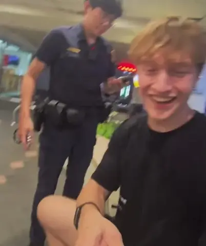 ▲美籍網紅 Jacob Pugmire 因未到案而遭通緝，22日遭警方逮捕歸案。（圖／翻攝畫面）