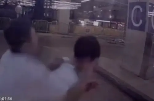 痛毆畫面曝光！台中騎士因行車糾紛失控　拿安全帽攻擊公車司機
