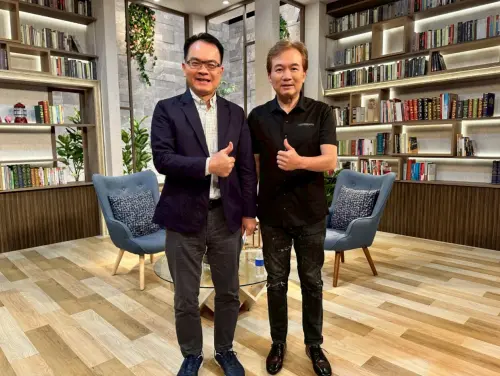 ▲孫鵬（右）上三立新聞台《話時代人物》接受鄭弘儀（左）訪問，提到自己的成長，以及與妻兒狄鶯、孫安佐的生活。（圖／三立新聞台提供）