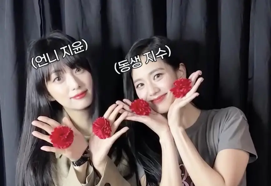 ▲BLACKPINK成員Jisoo（右）和姊姊金智潤（左）長相相似，過去曾是空服員的姊姊現在是全職網紅，在社群擁有54萬粉絲。（圖／＠jiyyoon_s2 IG）