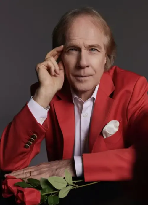 ▲理查克萊德門以《給愛德琳的詩》、《夢中的婚禮》等名曲，成功融合古典與流行樂。他生涯專輯銷量破億，並創下驚人巡演紀錄，其音樂魅力至今仍風靡全球50年。（圖／好滿意音樂提供）