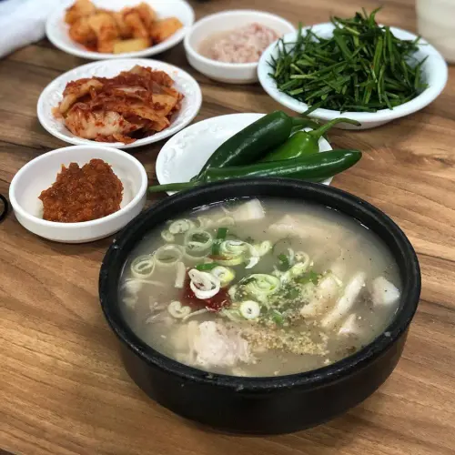 ▲豬肉湯飯成為台灣遊客赴釜山旅遊最愛的美食，將近七成旅客都選擇這一食物。（圖／釜山觀光公社臉書粉專）