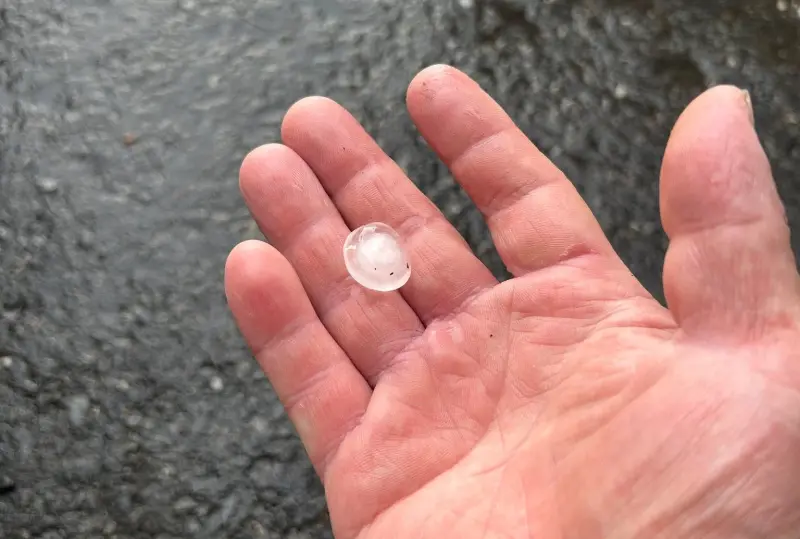 快訊／台南下冰雹了！大雷雨狂掃5縣市　當地人：屋頂快被砸爛