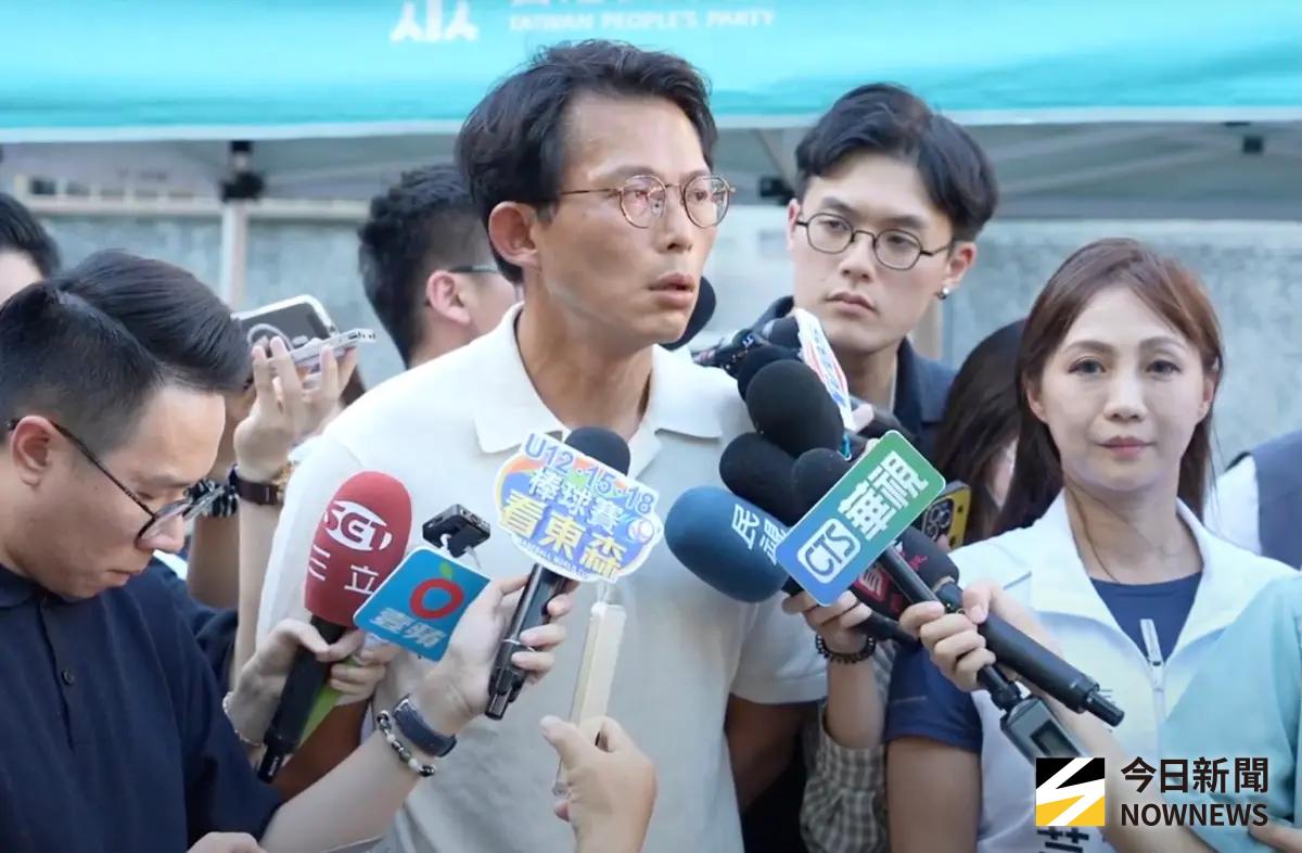 ▲民眾黨主席黃國昌強調，他並不是在罵記者「白痴」，而是針對問題中提到的網友質疑覺得可笑。（圖／記者林詠青攝，2025.08.24）