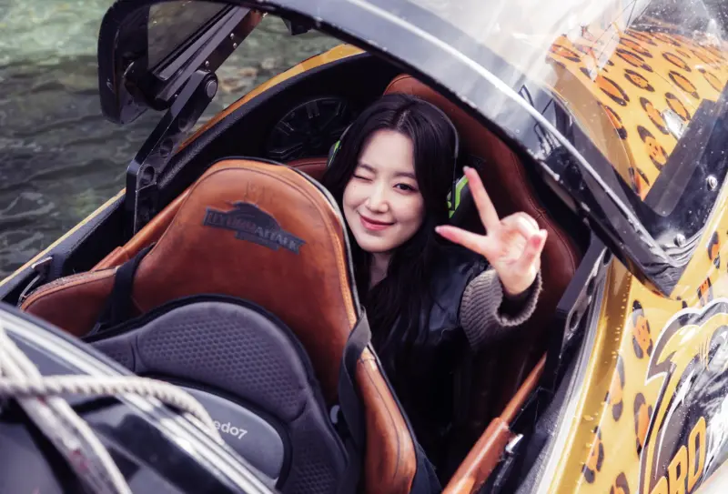 ▲舒華（如圖）到紐西蘭錄製《出去一下》，參與尋寶冒險，在攝氏10度的低溫還能露出一截小蠻腰，展現青春熱力。她也因為和討厭芋頭和主持人陳柏霖一拍即合，讓另一位主持人黃宣很無奈。（圖／出去一下提供）