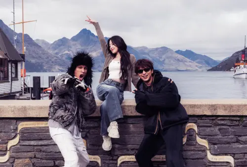 ▲舒華（中）在攝氏10度的低溫還能露出一截小蠻腰，讓兩位大哥陳柏霖（右）和黃宣（左）顯得脆弱。（圖／出去一下提供）