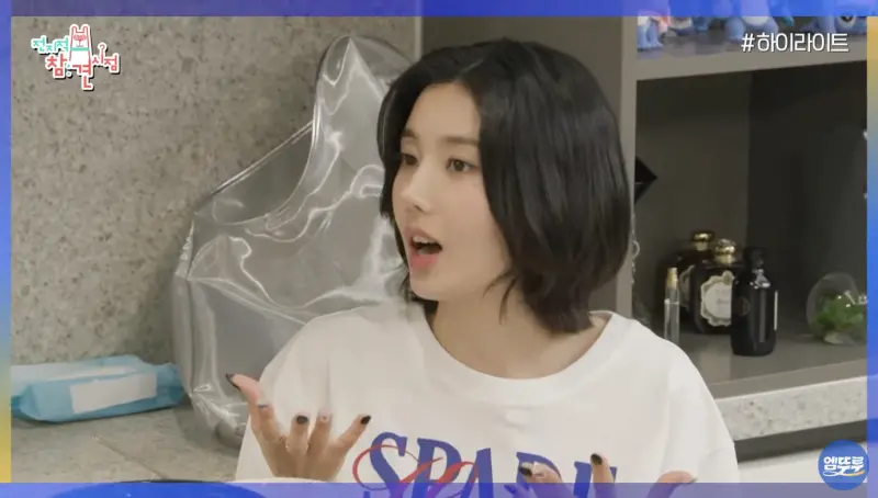 ▲韓國女星權恩妃在音樂節中白色比基尼的穿著被嘲太暴露，對此她在節目中無奈回覆：「我媽生給我的，我能怎樣？」（圖／엠뚜루마뚜루 : MBC 공식 종합 채널 YouTube）