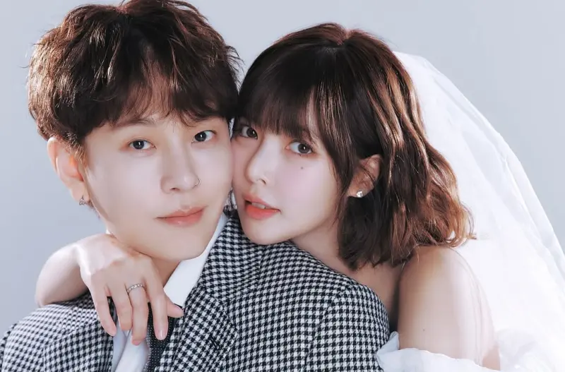 ▲泫雅（右）昨（23）日在IG上傳與老公龍俊亨在巴黎旅遊的照片，但沒想到竟意外惹議，龍俊亨（左）獨照被捕捉街頭吸菸，遭外界質疑：是違法吧。（圖／泫雅IG@hyunah_aa）