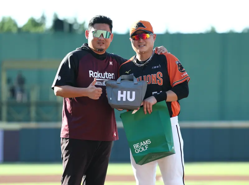▲樂天桃猿副領隊沈鈺傑（左）賽前送上特製高爾夫球包，給即將引退的統一獅老將胡金龍（右）。（圖／樂天桃猿提供）