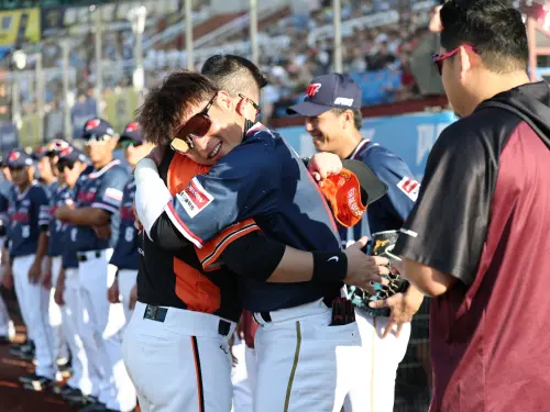 ▲統一獅老將胡金龍在桃園最終戰，林泓育也與南英學長擁抱。（圖／樂天桃猿提供）