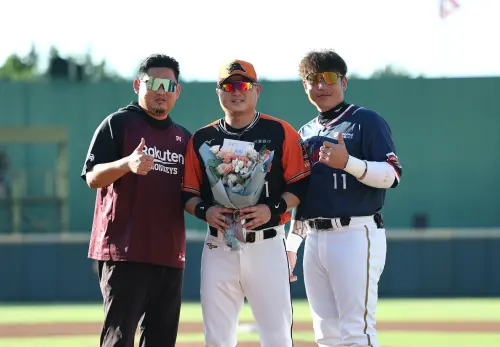 ▲樂天桃猿副領隊沈鈺傑（左）賽前送上特製高爾夫球包，給即將引退的統一獅老將胡金龍（中），林泓育（右）則是獻上花束。（圖／樂天桃猿提供）