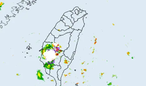 ▲受到對流旺盛影響，台灣中南部縣市被大量雷雨胞籠罩。（圖／中央氣象署cwa.gov.tw）