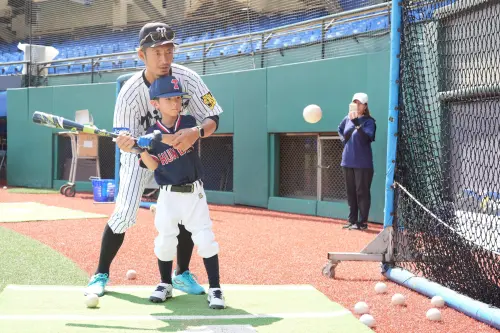 ▲富邦悍將與阪神虎合辦棒球教室，阪神OB鳥谷敬教導少棒球員。（圖／富邦悍將提供）