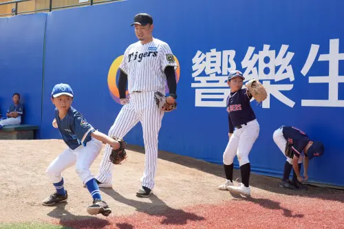 ▲富邦悍將與阪神虎合辦棒球教室，阪神OB秋山拓巳教導少棒球員。（圖／富邦悍將提供）