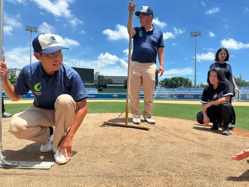 ▲阪神園藝來台與富邦場館交流，分享日常保養、雨後復原等經驗。（圖／富邦悍將提供）