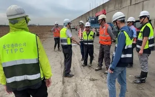 ▲台灣港務公司再次通過英國標準協會(BSI)ISOCNS 45001雙系統重新驗證，圖為英國標準協會稽核老師執行實地稽核及審查作業的情形。(圖／台灣港務公司提供)