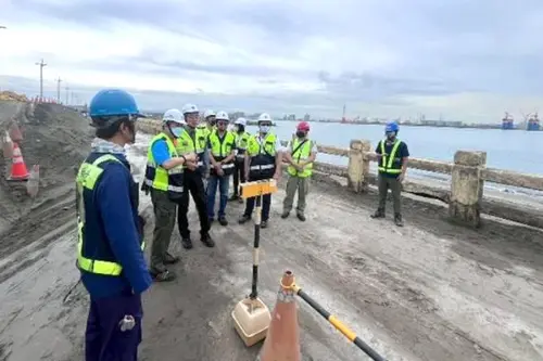 ▲台灣港務公司再次通過英國標準協會(BSI)ISOCNS 45001雙系統重新驗證，圖為英國標準協會稽核老師執行實地稽核及審查作業的情形。(圖／台灣港務公司提供)