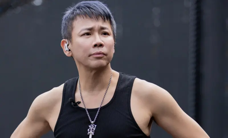 ▲金曲歌王陶喆日前睽違多年發新專輯，再度引發好評。而昨（23）日，有網友在台中逢甲夜市一間麵包店，驚見「陶喆蛋糕」，整個造型神還原，讓粉絲都笑瘋，還開玩笑表示：本人不排除提告。（圖／陶喆 David Tao FB）