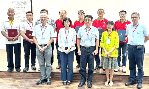 ▲海洋委員會攜手成功大學舉辦東亞傳統造船技藝國際交流會活動，會中頒發感謝狀給有功人員。(圖／海洋委員會提供)