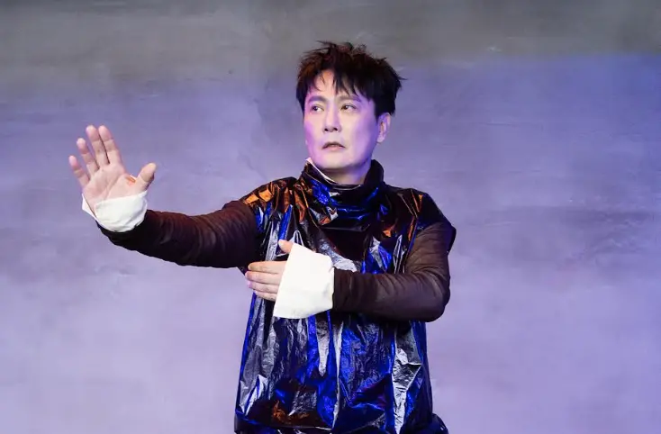 ▲張信哲（如圖）在〈屬於我們的故事〉MV中打起太極拳，片中也和金鐘視帝黃河下棋尬演技，而這些橋段竟是暗喻男女之間的感情拉扯。（圖／潮水音樂提供）