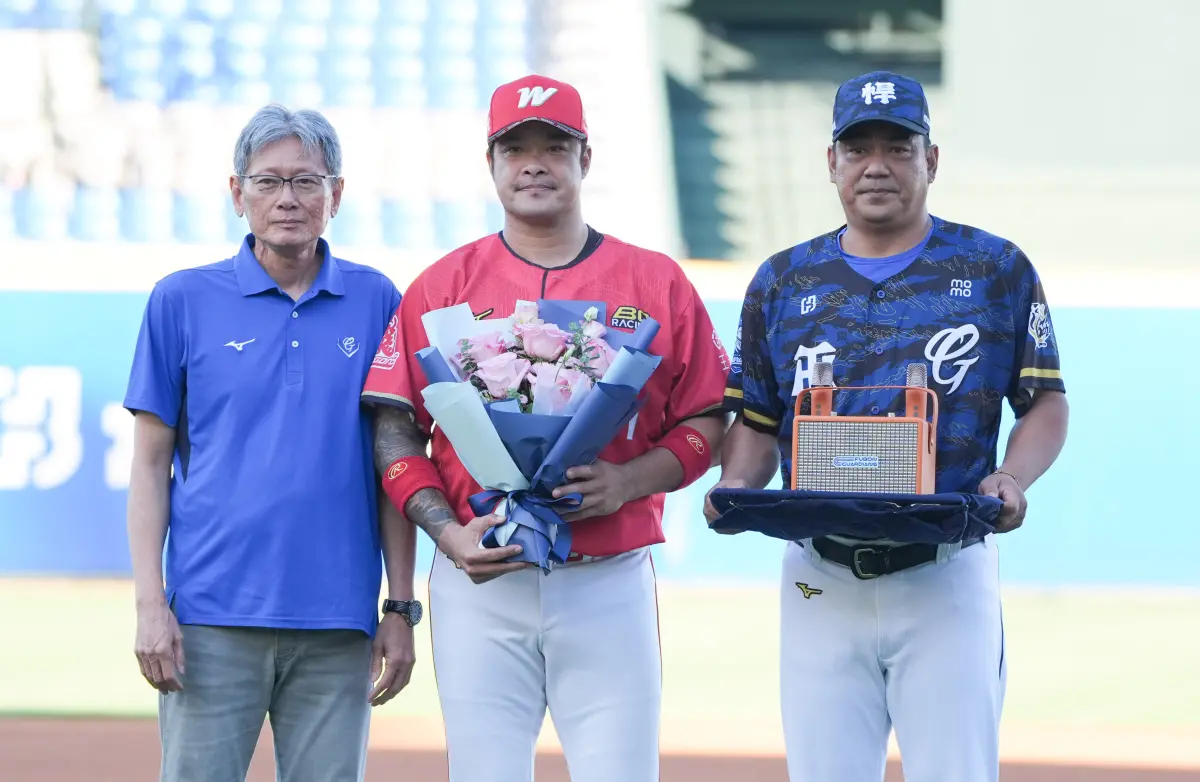 ▲味全龍林智勝引退賽前最後一次造訪新莊，富邦悍將球團送上行動卡拉OK，郭泰源（左）、陳金鋒（右）也獻上祝福。（圖／富邦悍將提供）