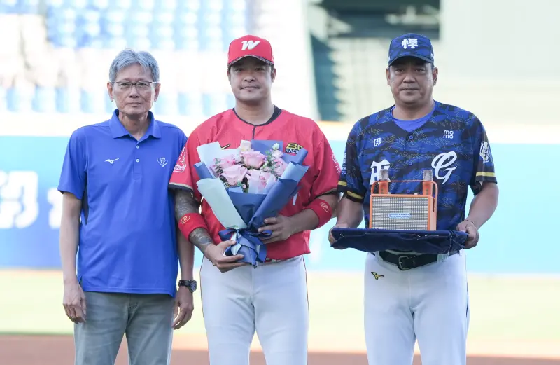 ▲味全龍林智勝引退賽前最後一次造訪新莊，富邦悍將球團送上行動卡拉OK，郭泰源（左）、陳金鋒（右）也獻上祝福。（圖／富邦悍將提供）