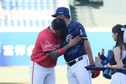 ▲味全龍林智勝引退賽前最後一次造訪新莊，富邦悍將球總教練陳金鋒也獻上擁抱。（圖／富邦悍將提供）