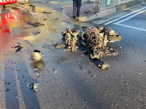 南湖大橋驚悚車禍！雙載機車撞多元計程車起火　19歲騎士雙腿著火

