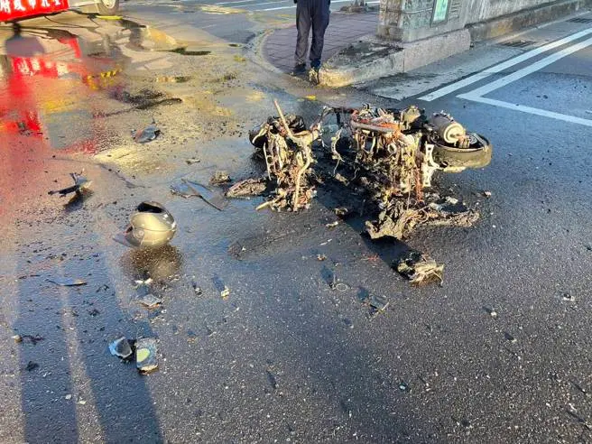 ▲ 23日北市南湖大橋發生嚴重車禍，一輛機車追撞多元計程車，當場起火燃燒。（圖／翻攝畫面）