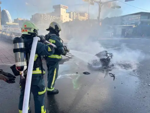 ▲ 23日北市南湖大橋發生嚴重車禍，一輛機車追撞多元計程車，當場起火燃燒。（圖／翻攝畫面）