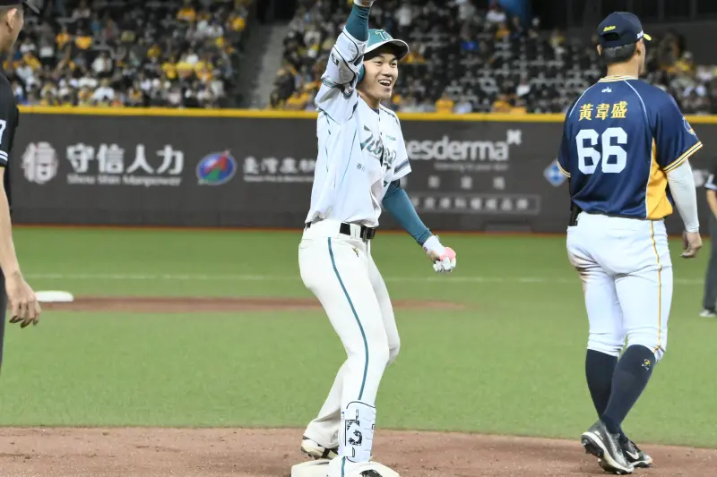 ▲落後整場的台鋼雄鷹，八局上靠著洋砲「大哥」魔鷹先擊出陽春砲將比數追平，一、二壘有人的情況下，林家鋐（中）擊出清壘的三壘安打超前比分逆轉戰局，終場8：4逆轉贏球。（圖／記者林柏年攝 , 2024.08.24）