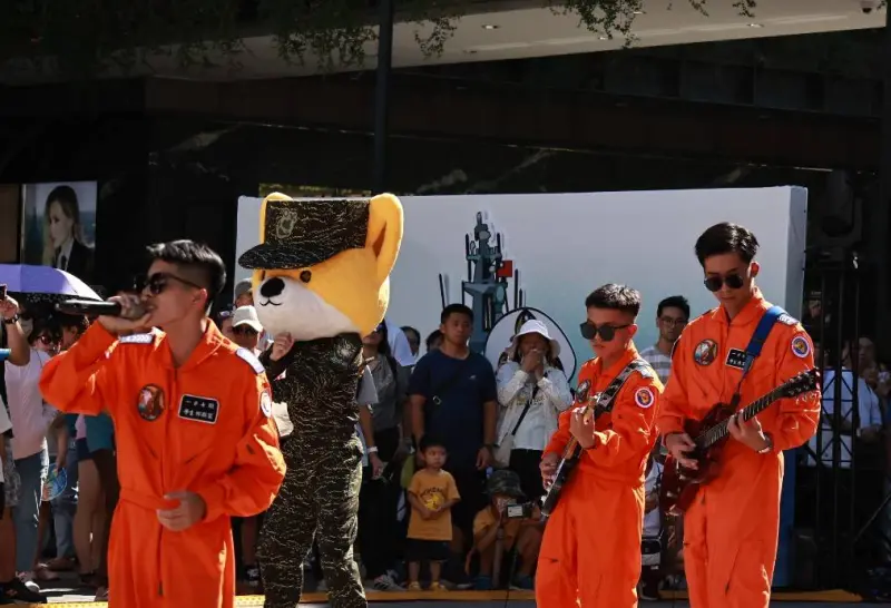 ▲國防部慶祝軍人節系列活動在北市香堤大道並擴大辦理「2025國軍嘉年華」,空軍官校輕音樂社現場演唱表演。(圖/記者吳翊緁攝)