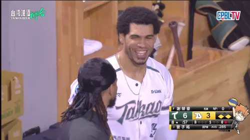 ▲那瑪夏（左）退場後在場邊與魔鷹對話，結果魔鷹在第八局一棒敲出追平全壘打。（圖／CPBLtv）