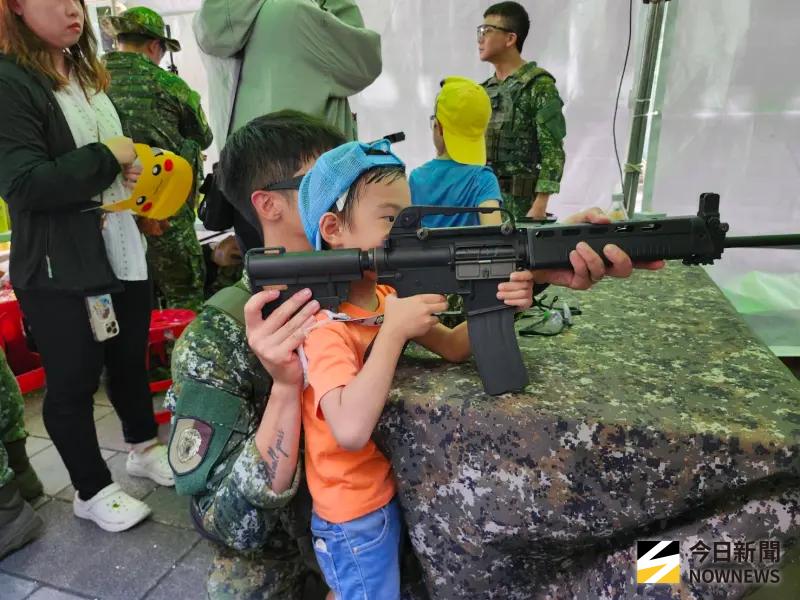 ▲慶祝93軍人節系列活動,國防部在台北香堤大道並擴大辦理「2025國軍嘉年華」,陸軍六軍團機步二六九旅的生存遊戲社,供民眾射擊體驗。(圖/記者吳翊緁攝)