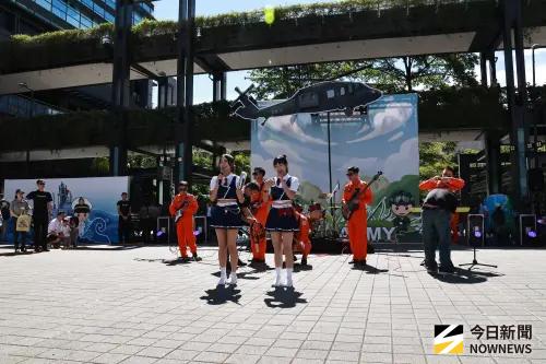 ▲慶祝93軍人節系列活動，國防部在台北香堤大道並擴大辦理「2025國軍嘉年華」，國軍藝工隊、空軍官校輕音樂社現場演唱表演。（圖／記者吳翊緁攝）