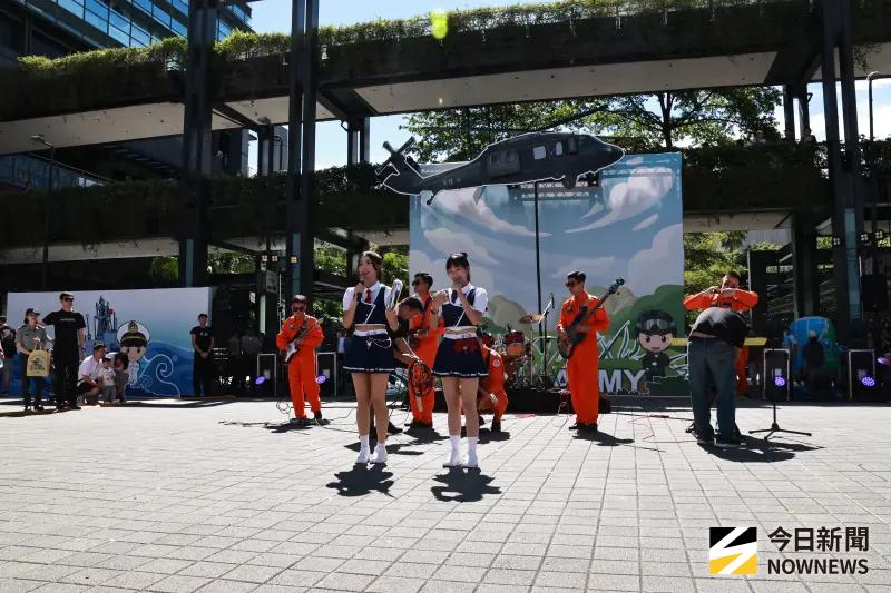▲慶祝93軍人節系列活動,國防部在台北香堤大道並擴大辦理「2025國軍嘉年華」,國軍藝工隊、空軍官校輕音樂社現場演唱表演。(圖/記者吳翊緁攝)