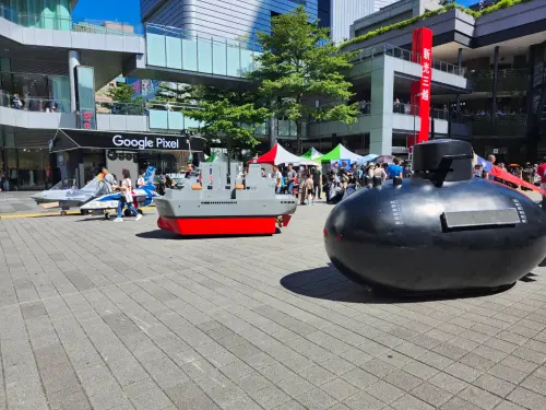 ▲國防部慶祝軍人節系列活動在臺北香堤大道並擴大辦理「2025國軍嘉年華」，廣場展示Q版戰機、Q版潛艦，供小朋友乘坐拍照。（圖／記者吳翊緁攝）