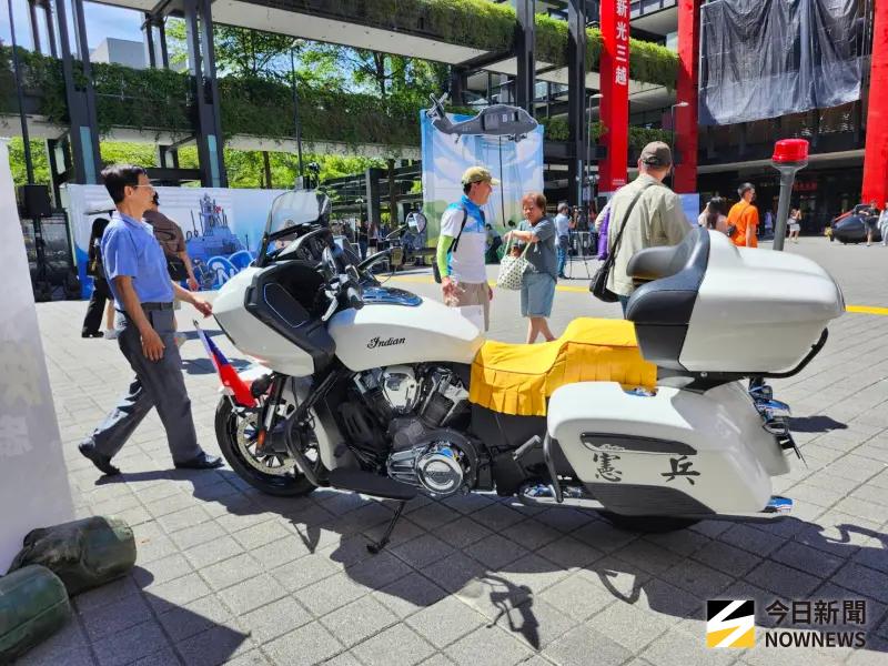 ▲國防部慶祝93軍人節系列活動,在北市香堤大道並擴大辦理「2025國軍嘉年華」,憲兵二0二指揮部重機陳展。(圖/記者吳翊緁攝)
