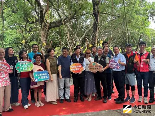 ▲台中自由路商圈邀請鹿谷鄉公所，今日一起在台中公園大榕樹蔭下舉辦一場「糕餅與凍頂烏龍茶的邂逅」，（圖／記者金武鳳攝，2025.8.24)