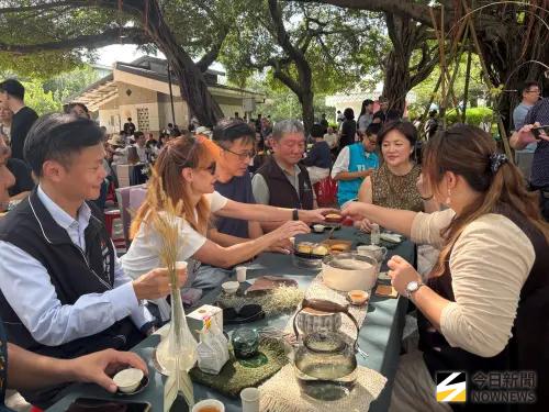 ▲台中自由路商圈邀請鹿谷鄉公所，今日在台中公園榕樹下舉辦下午茶，促成台中糕餅與鹿谷凍頂烏龍茶邂逅。（圖／記者金武鳳攝，2025.8.24)