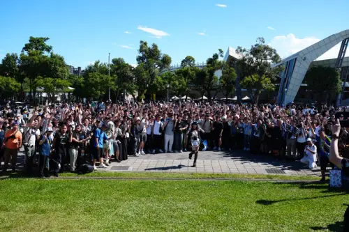 ▲今（24）日圍拍伊織萌的人潮相當恐怖，目測至少超過500人。（圖／X@iorimoe_five）