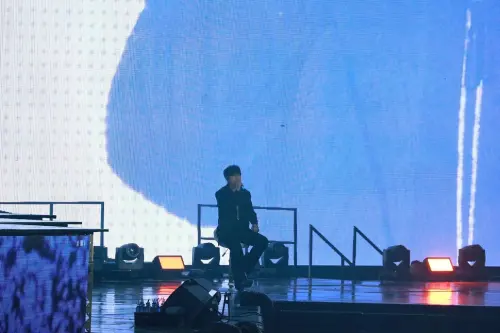 ▲圭賢後續坐在椅子上唱歌，讓粉絲十分心疼。（圖／讀者提供）