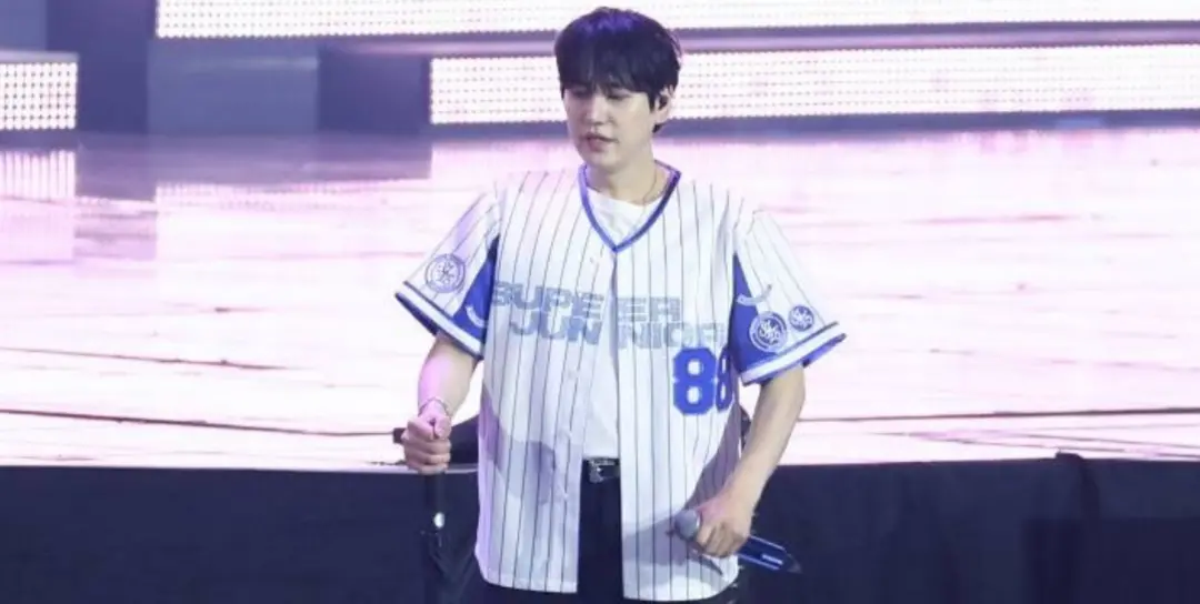 ▲SJ圭賢今（24）日於演出時不慎重摔舞台，消失整整30分鐘嚇壞粉絲，後續只能用雨傘支撐著演出，對此經紀公司也發聲曝光最新病況。（圖／讀者提供）